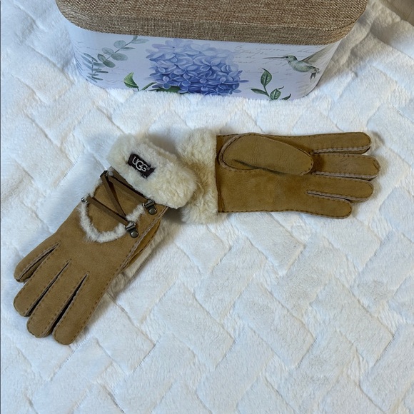 UGG Accessories - UGG Sheepskin Fluffy Cream Women’s Gloves size medium